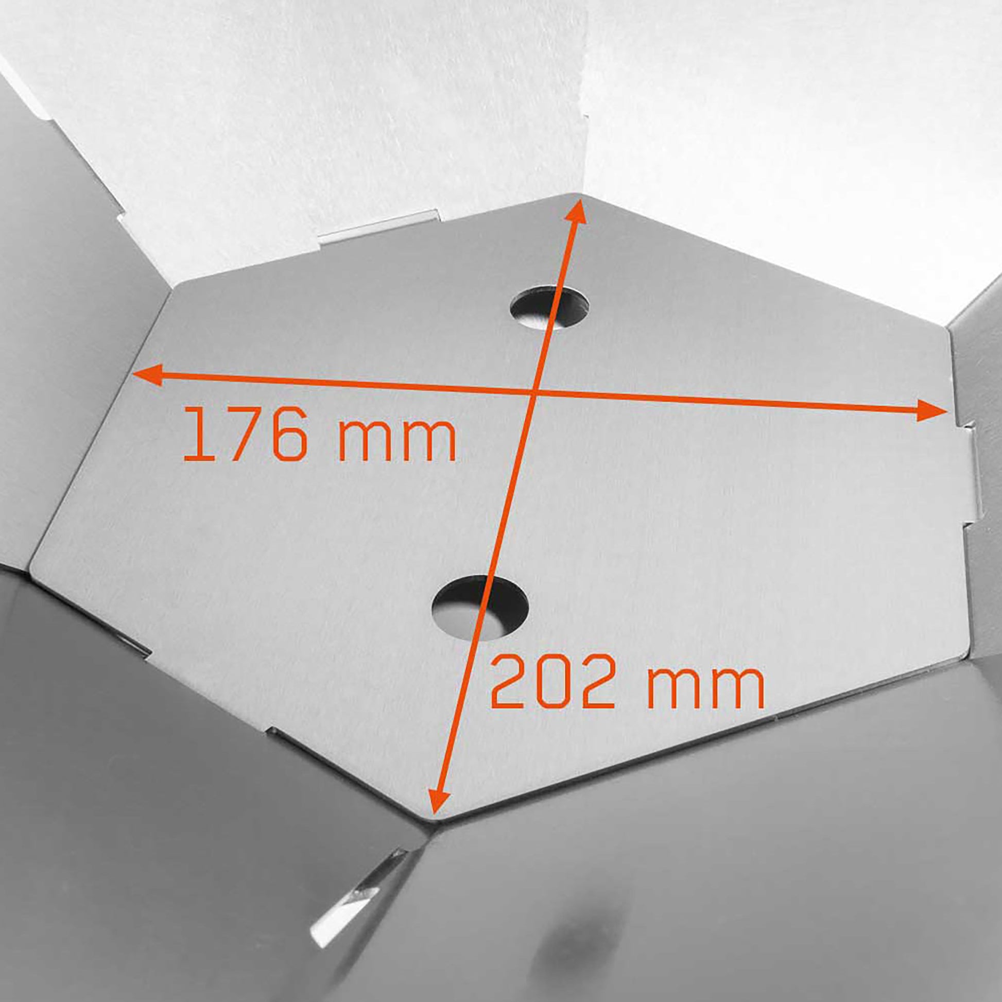 Nahaufnahme Bodenblech der Hexagon Feuerschale mit eingezeichneten Maßangaben.