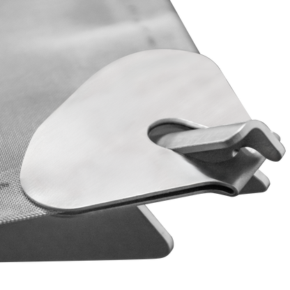 Die Detailaufnahme des Feuernetzes zeigt das Einhängen des Netzes im Gestell. 