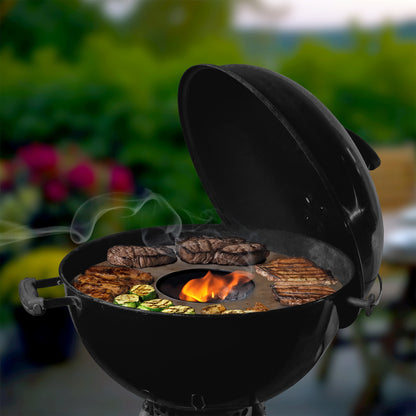 Die FENNEK Feuerplatte 55 cm im Weber Kugelgrill - bestückt mit saftigem Grillgut.