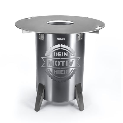 FENNEK Feuerplattengrill mit Rohstahl Material und eigenem Motiv personalisiert, freigestellt auf weißem Hintergrund