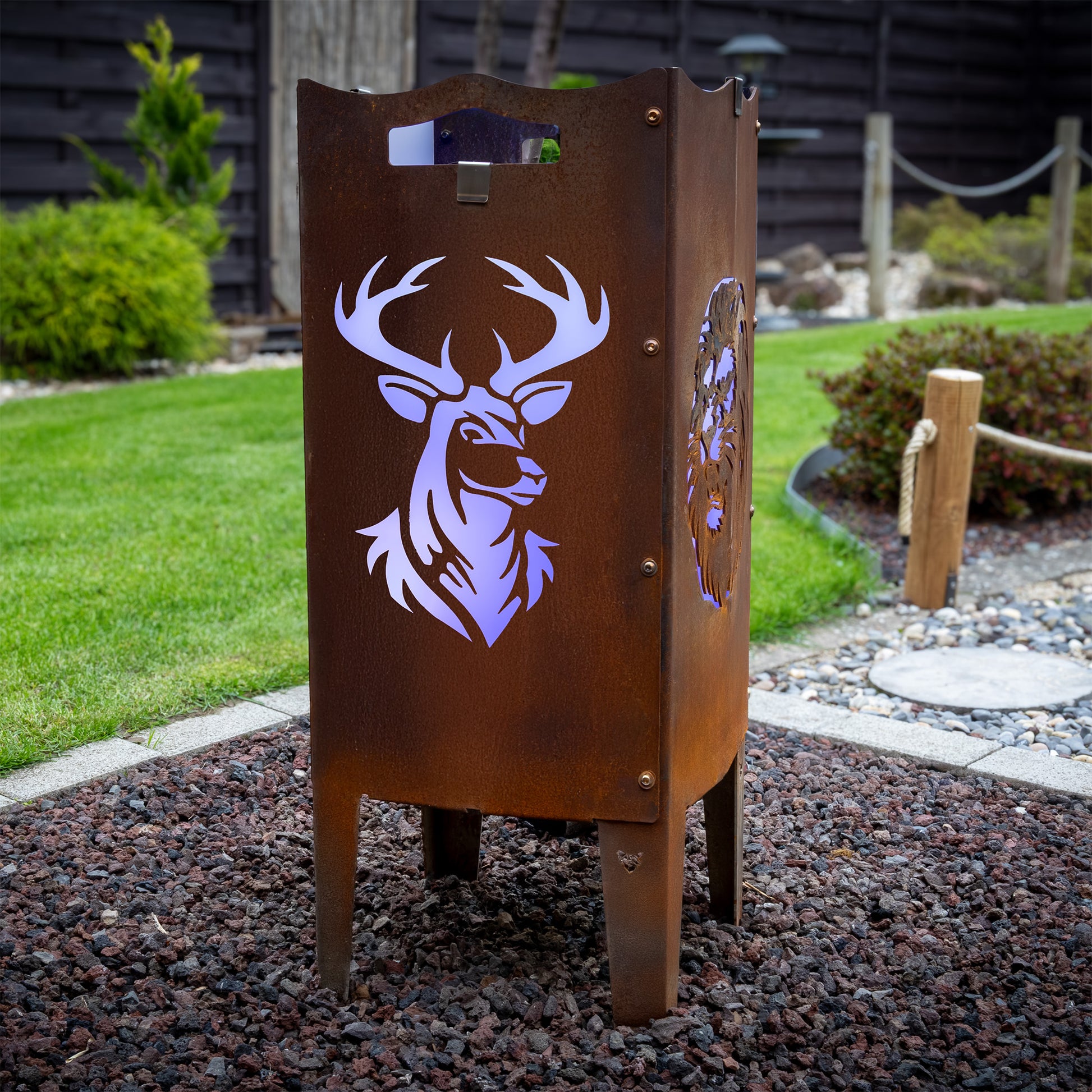 FENNEK Feuersäule mit Motiv - beleuchtet sorgt sie für eine angenehme Atmosphäre. Das Logo - in dem Fall der Hirsch - kommt bei dieser Feuerstelle sehr gut heraus. Made in Germany aus Stahl oder Edelstahl. Hier die Version aus Stahl in einer schönen Rostoptik.