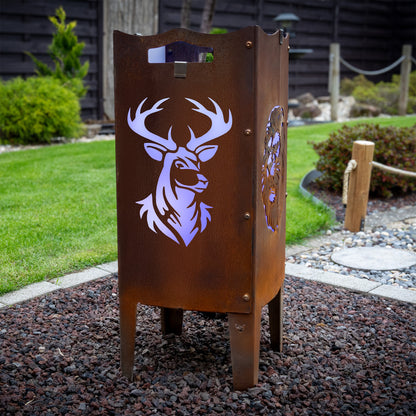 FENNEK Feuersäule mit Motiv - beleuchtet sorgt sie für eine angenehme Atmosphäre. Das Logo - in dem Fall der Hirsch - kommt bei dieser Feuerstelle sehr gut heraus. Made in Germany aus Stahl oder Edelstahl. Hier die Version aus Stahl in einer schönen Rostoptik.