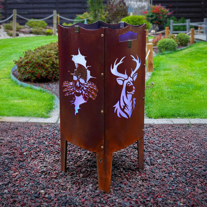 FENNEK Feuersäule mit Motiv - beleuchtet sorgt sie für eine angenehme Atmosphäre. Das Logo - in dem Fall der Totenkopf und der Hirsch - kommt bei dieser Feuerstelle sehr gut heraus. Made in Germany aus Stahl oder Edelstahl. Hier die Version aus Stahl in einer schönen Rostoptik.