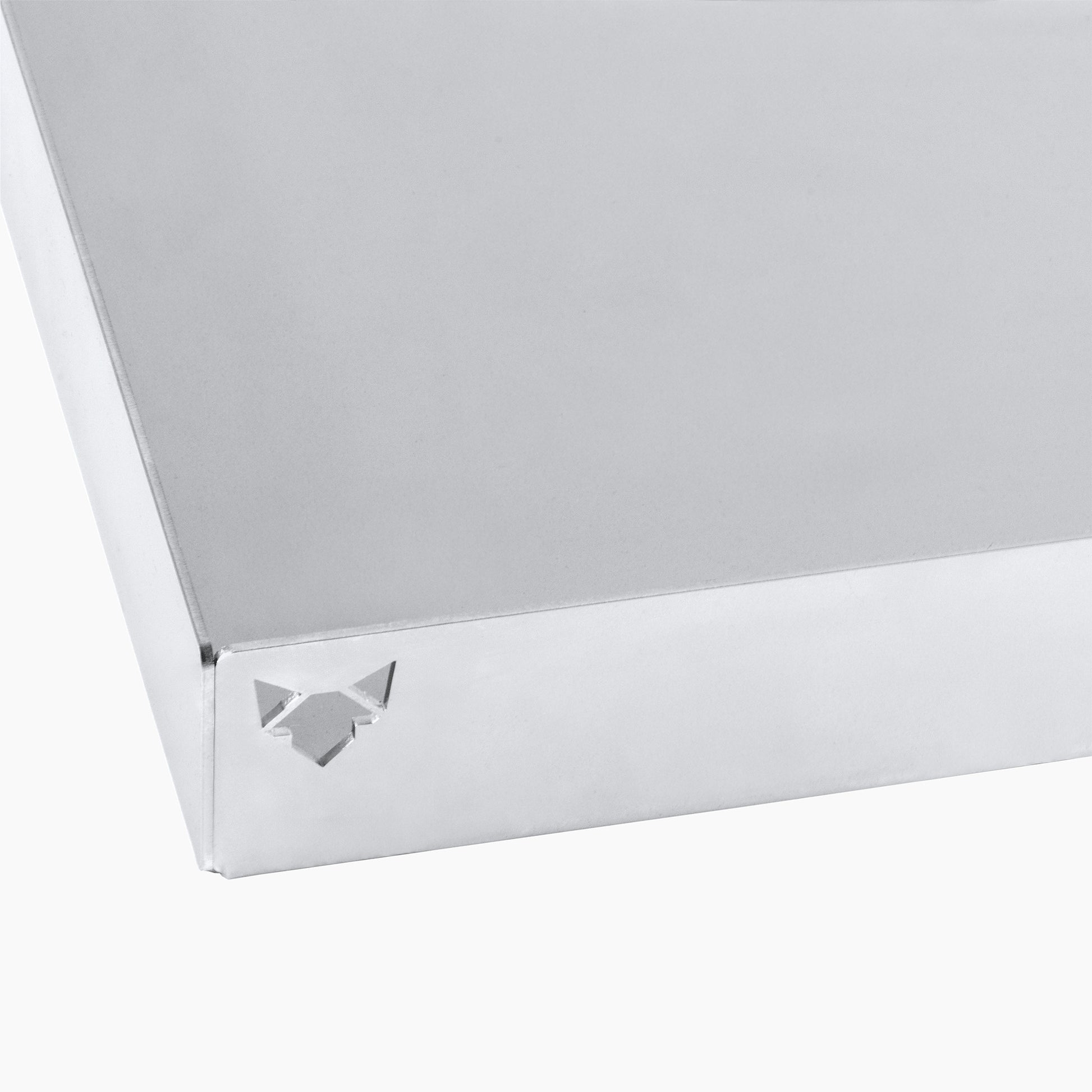 Freisteller der Aschewanne von FENNEK. Aus Stahl oder Edelstahl und natürlich Made in Germany. Es ist eine Nahaufnahme des ausgeschnittenen Logos.