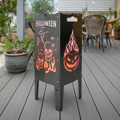 Die FENNEK Halloween Feuersäule lt. Edition steht in einem schönen Garten auf einer Terrasse und wird mit LED-Strahler von Innen beleuchtet. Der Feuerkorb kann aber auch mit normalem Feuer betrieben werden. Made in Germany.