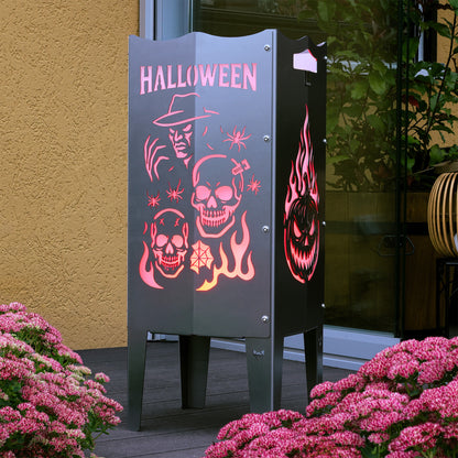 Die FENNEK Halloween Feuersäule lt. Edition steht in einem schönen Garten auf einer Terrasse und wird mit LED-Strahler von Innen beleuchtet. Der Feuerkorb kann aber auch mit normalem Feuer betrieben werden. Made in Germany.