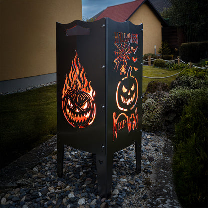 Die FENNEK Halloween Feuersäule lt. Edition steht in einem schönen Garten und wird Feuerholz von Innen beleuchtet. Der Feuerkorb kann aber auch mit einem LED-Strahler von Innen betrieben werden. Made in Germany.