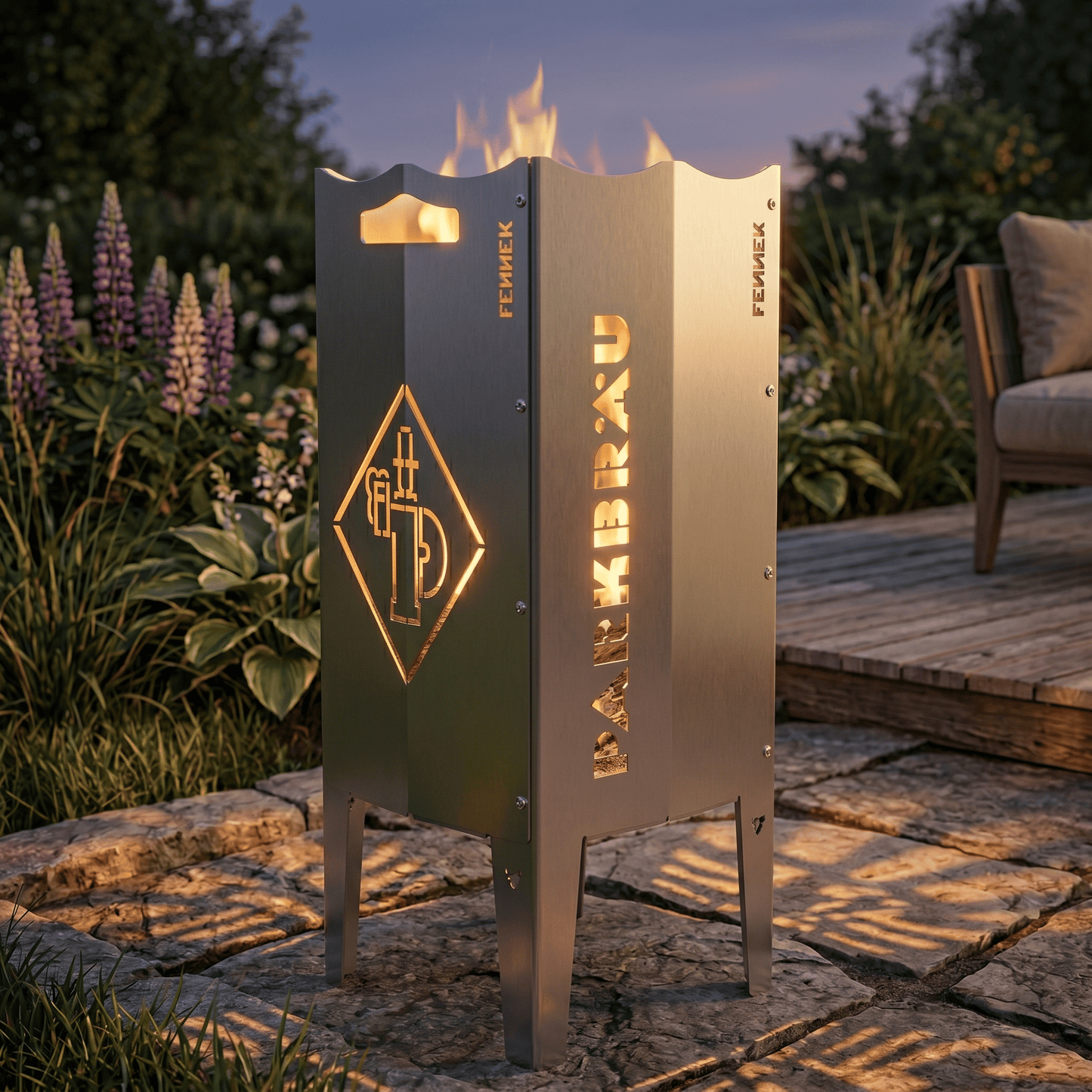 Szenebild zeigt die FENNEK Feuersäule mit dem Parkbräu Logo befeuert in einem Garten bei schönem abendlichen Licht. Sie ist perfekt für alle Fans, Sammler und Bierliebhaber. Das unverwechselbare Parkbräu Logo ist präzise ausgeschnitten und sorgt befeuert für ein unverwechselbares Erlebnis.
