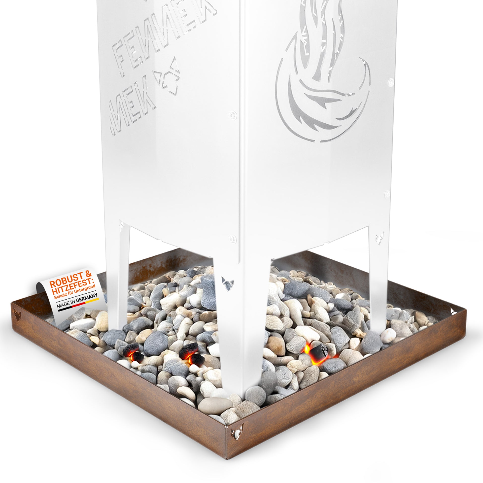 Freisteller der FENNEK Aschewanne für die Feuersäulen aus Stahl. In der Aschewanne liegt symbolisch etwas Kies und Steine sowie Glutreste. Er ist robust und hitzefest und schützt perfekt den Untergrund unter der Feuersäule. Natürlich Made in Germany.  