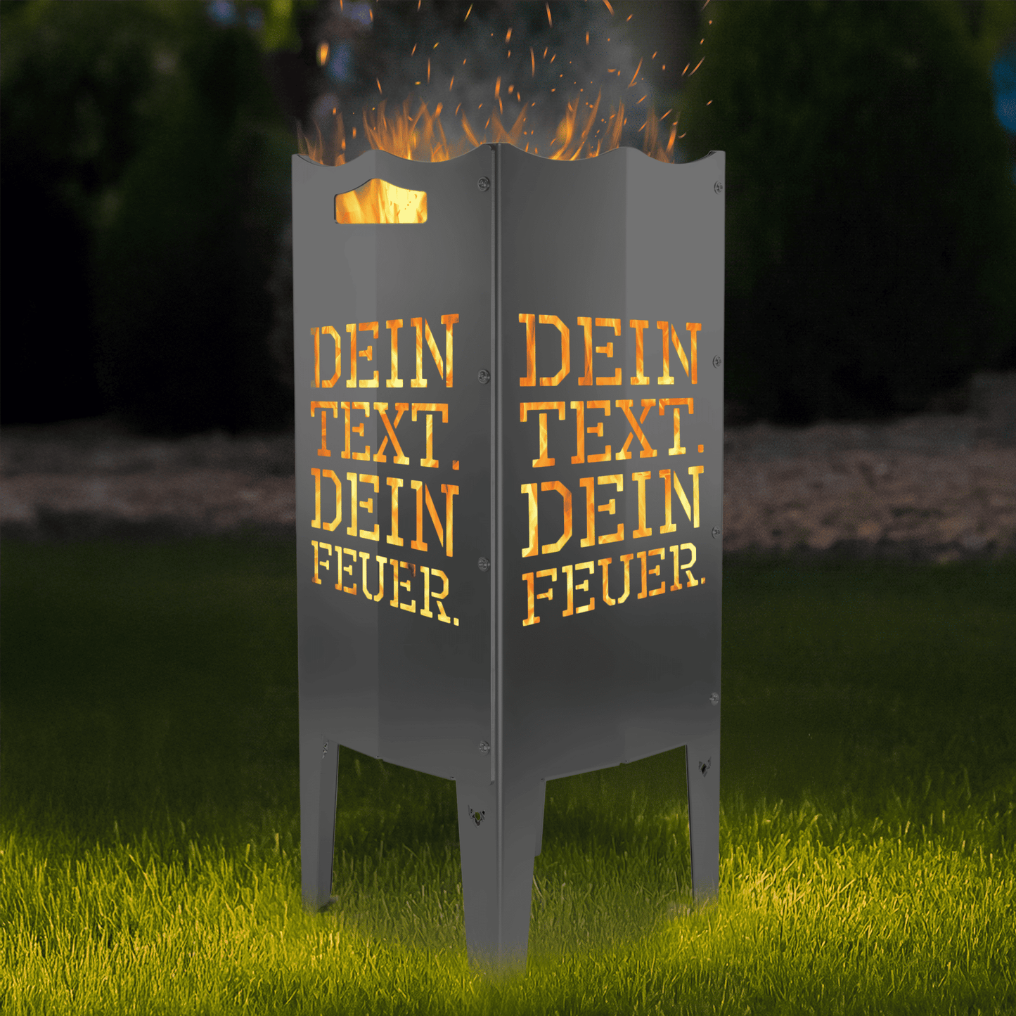 Freisteller der FENNEK Feuersäule personalisiert mit eigenem Text als Fotomontage mit Hintergrund. Aus Stahl oder Edelstahl. Made in Germany.