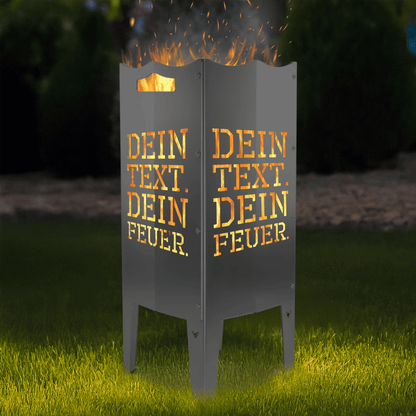 Freisteller der FENNEK Feuersäule personalisiert mit eigenem Text als Fotomontage mit Hintergrund. Aus Stahl oder Edelstahl. Made in Germany.