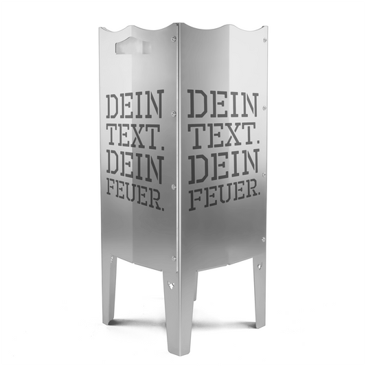 Freisteller der FENNEK Feuersäule personalisiert mit eigenem Text vor weißem Hintergrund. Aus Stahl oder Edelstahl. Made in Germany.