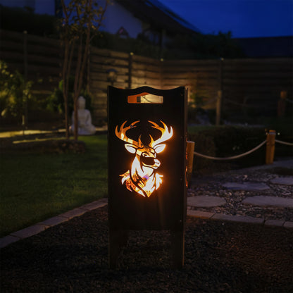 FENNEK Feuersäule mit Motiv - befeuert sorgt sie für eine angenehme Atmosphäre. Das Logo - in dem Fall der Hirsch - kommt bei dieser Feuerstelle sehr gut heraus. Made in Germany aus Stahl oder Edelstahl. Hier ist der Feuerkorb aus Stahl mit einer schönen Rost-Optik.