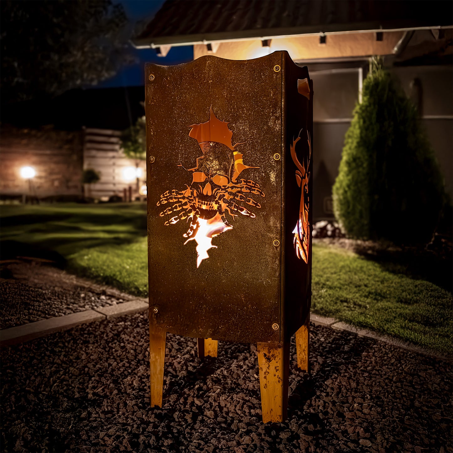 FENNEK Feuersäule mit Motiv - befeuert sorgt sie für eine angenehme Atmosphäre. Das Logo - in dem Fall der herauskommende Totenkopf - kommt bei dieser Feuerstelle sehr gut heraus. Made in Germany aus Stahl oder Edelstahl. Hier aus Stahl in schöner Rostoptik. 