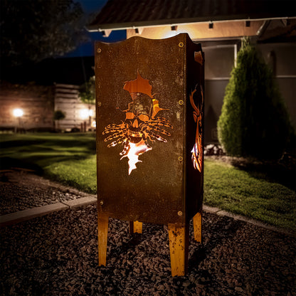 FENNEK Feuersäule mit Motiv - befeuert sorgt sie für eine angenehme Atmosphäre. Das Logo - in dem Fall der herauskommende Totenkopf - kommt bei dieser Feuerstelle sehr gut heraus. Made in Germany aus Stahl oder Edelstahl. Hier aus Stahl in schöner Rostoptik. 