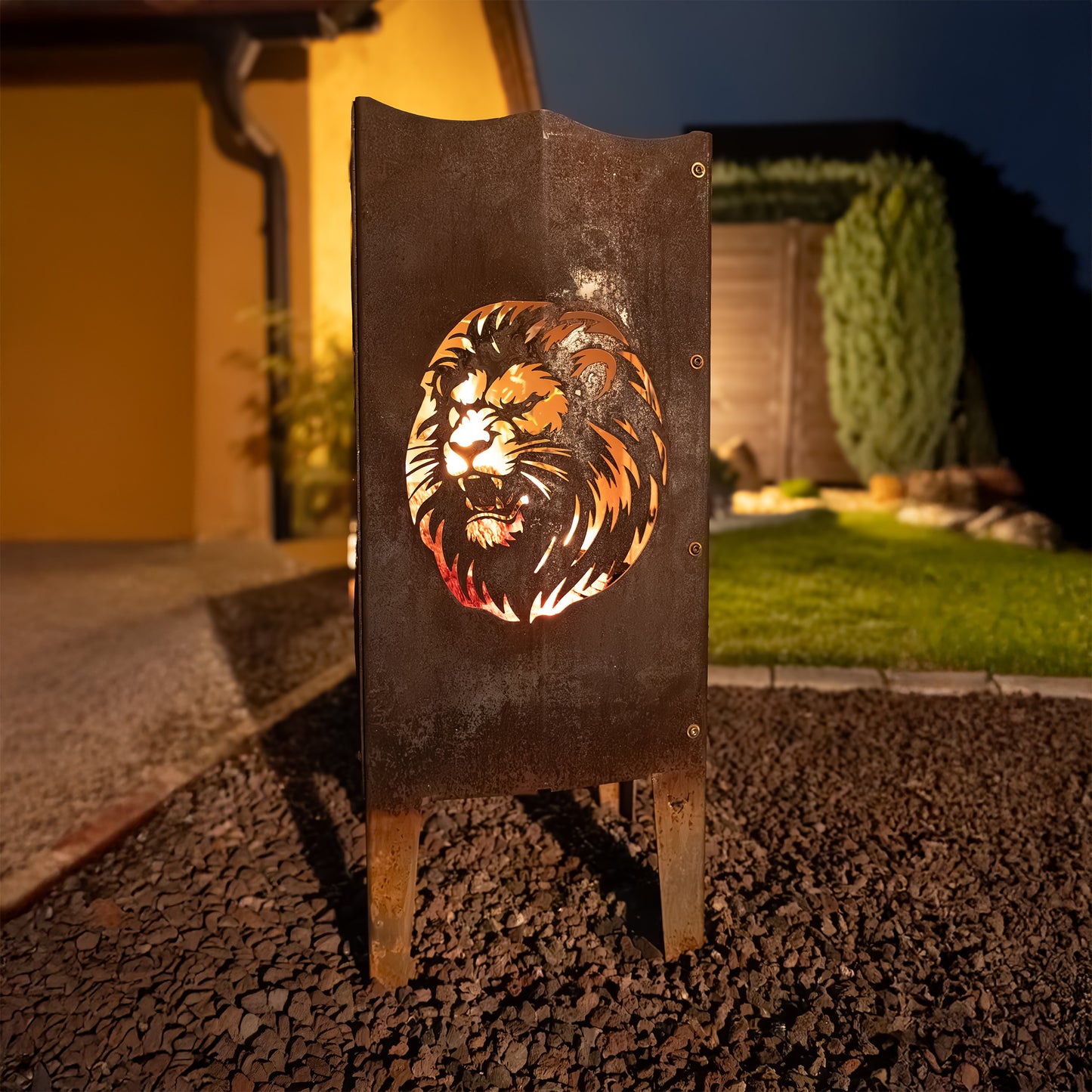 FENNEK Feuersäule mit Motiv - befeuert sorgt sie für eine angenehme Atmosphäre. Das Logo - in dem Fall der Löwe - kommt bei dieser Feuerstelle sehr gut heraus. Made in Germany aus Stahl oder Edelstahl. Hier aus Stahl in schöner Rostoptik. 