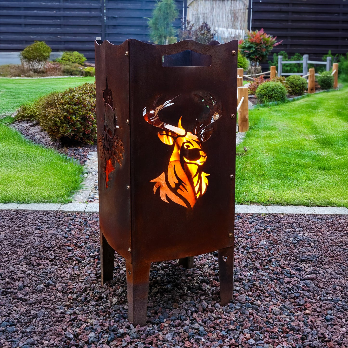 FENNEK Feuersäule mit Motiv - befeuert sorgt sie für eine angenehme Atmosphäre. Das Logo - in dem Fall der Hirsch - kommt bei dieser Feuerstelle sehr gut heraus. Made in Germany aus Stahl oder Edelstahl. Hier aus Stahl in schöner Rostoptik. 