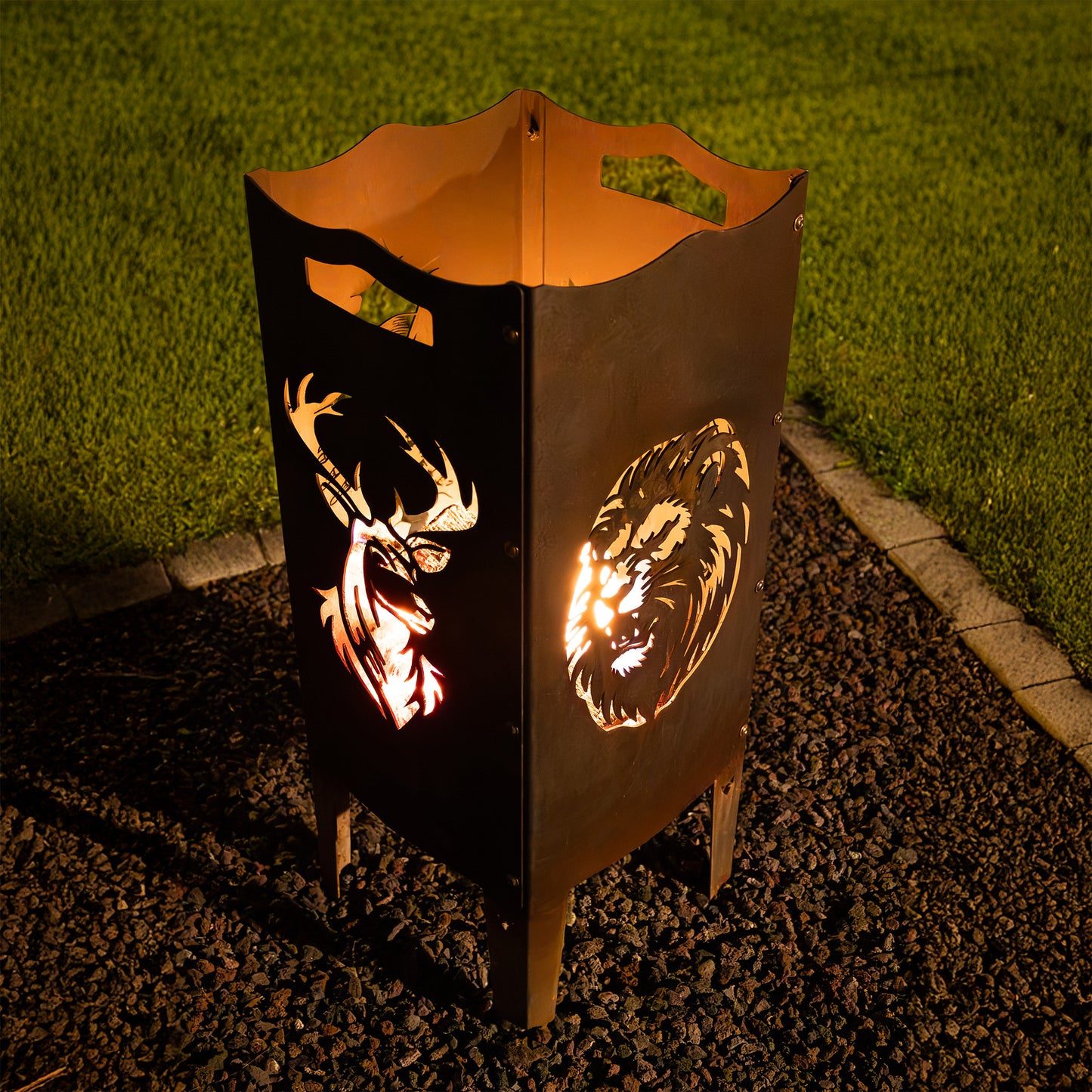 FENNEK Feuersäule mit Motiv - befeuert sorgt sie für eine angenehme Atmosphäre. Das Logo - in dem Fall der Hirsch und der Löwe - kommt bei dieser Feuerstelle sehr gut heraus. Made in Germany aus Stahl oder Edelstahl. Diese Feuertonne ist aus Stahl mit einer sehr schönen Rost-Optik.