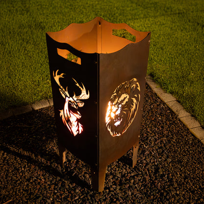 FENNEK Feuersäule mit Motiv - befeuert sorgt sie für eine angenehme Atmosphäre. Das Logo - in dem Fall der Hirsch und der Löwe - kommt bei dieser Feuerstelle sehr gut heraus. Made in Germany aus Stahl oder Edelstahl. Diese Feuertonne ist aus Stahl mit einer sehr schönen Rost-Optik.
