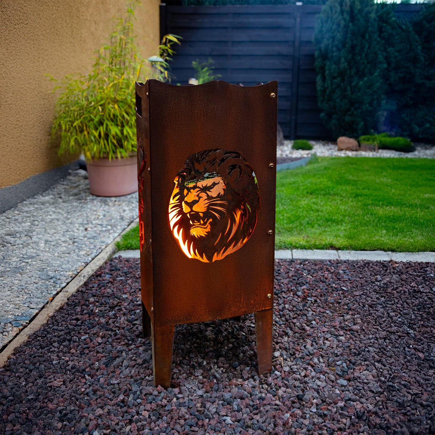FENNEK Feuersäule mit Motiv - befeuert sorgt sie für eine angenehme Atmosphäre. Das Logo - in dem Fall der Löwe - kommt bei dieser Feuerstelle sehr gut heraus. Made in Germany aus Stahl oder Edelstahl. Hier aus Stahl in schöner Rostoptik. 