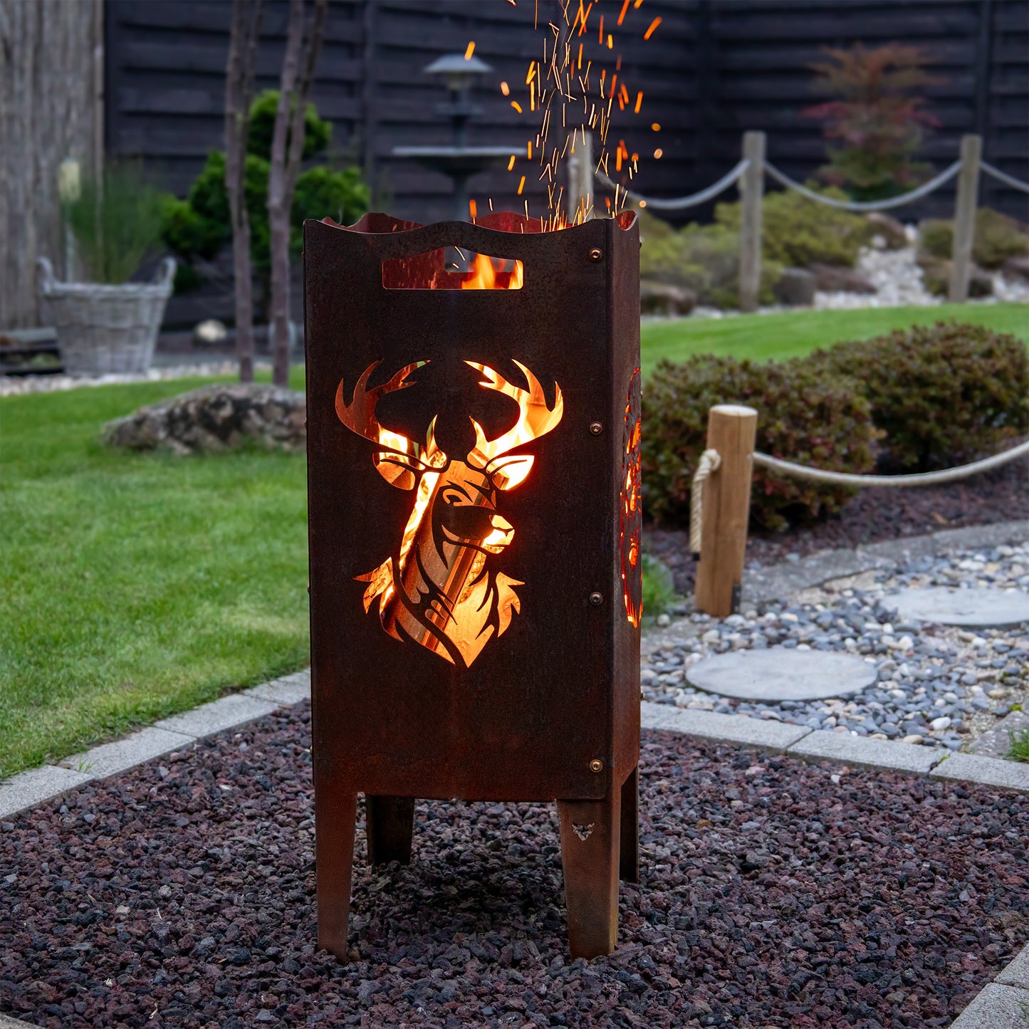 FENNEK Feuersäule mit Motiv - befeuert sorgt sie für eine angenehme Atmosphäre. Das Logo - in dem Fall der Hirsch - kommt bei dieser Feuerstelle sehr gut heraus. Made in Germany aus Stahl oder Edelstahl. Hier aus Stahl in schöner Rostoptik. 