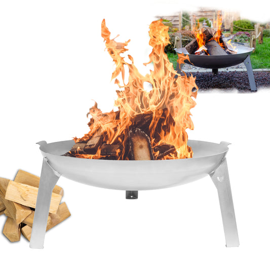 Titelbild der FENNEK Feuerschale 3Pod Edelstahl, in ihr brennt Holz. Neben der Feuerschale liegen ein paar Holzscheite. Im Hintergrund ist die Feuerschale in Aktion zu sehen. Sie steht dort in einem Garten und Feuer brennt.