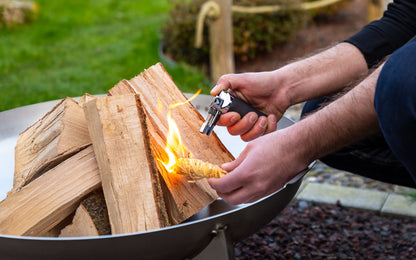 Mit dem FENNEK JET-Feuerzeug wird das Feuer in der Feuerschale 3Pod  Edelstahl entfacht.