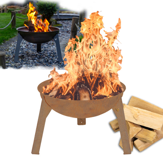 Titelbild der FENNEK Feuerschale Rustic, in ihr brennt Holz. Neben der Feuerschale liegen ein paar Holzscheite. Im Hintergrund ist die Feuerschale in Aktion zu sehen. Sie steht dort in einem Garten und Feuer brennt.