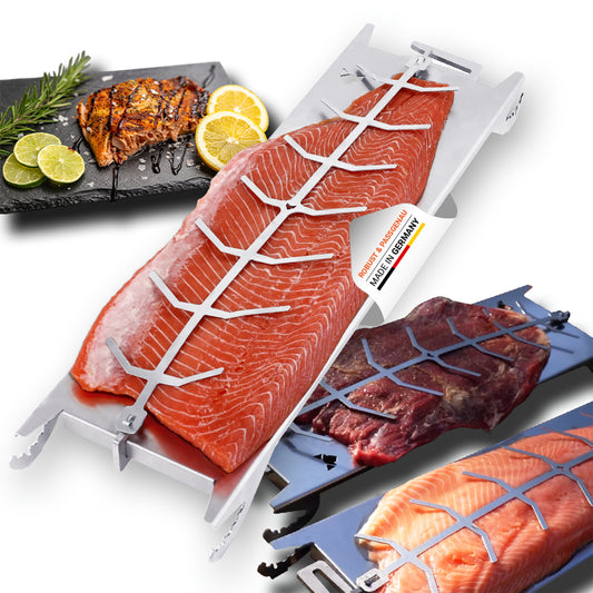Freisteller vom FENNEK Flammlachshalter, links dahinter sieht man einen fertigen Flammlachs, welcher auf einer Schieferplatte serviert wird. Rechts unten im Bild sieht man zwei Flammlachshalter, einmal mit einem Stück Fleisch und einmal mit Lachs.
