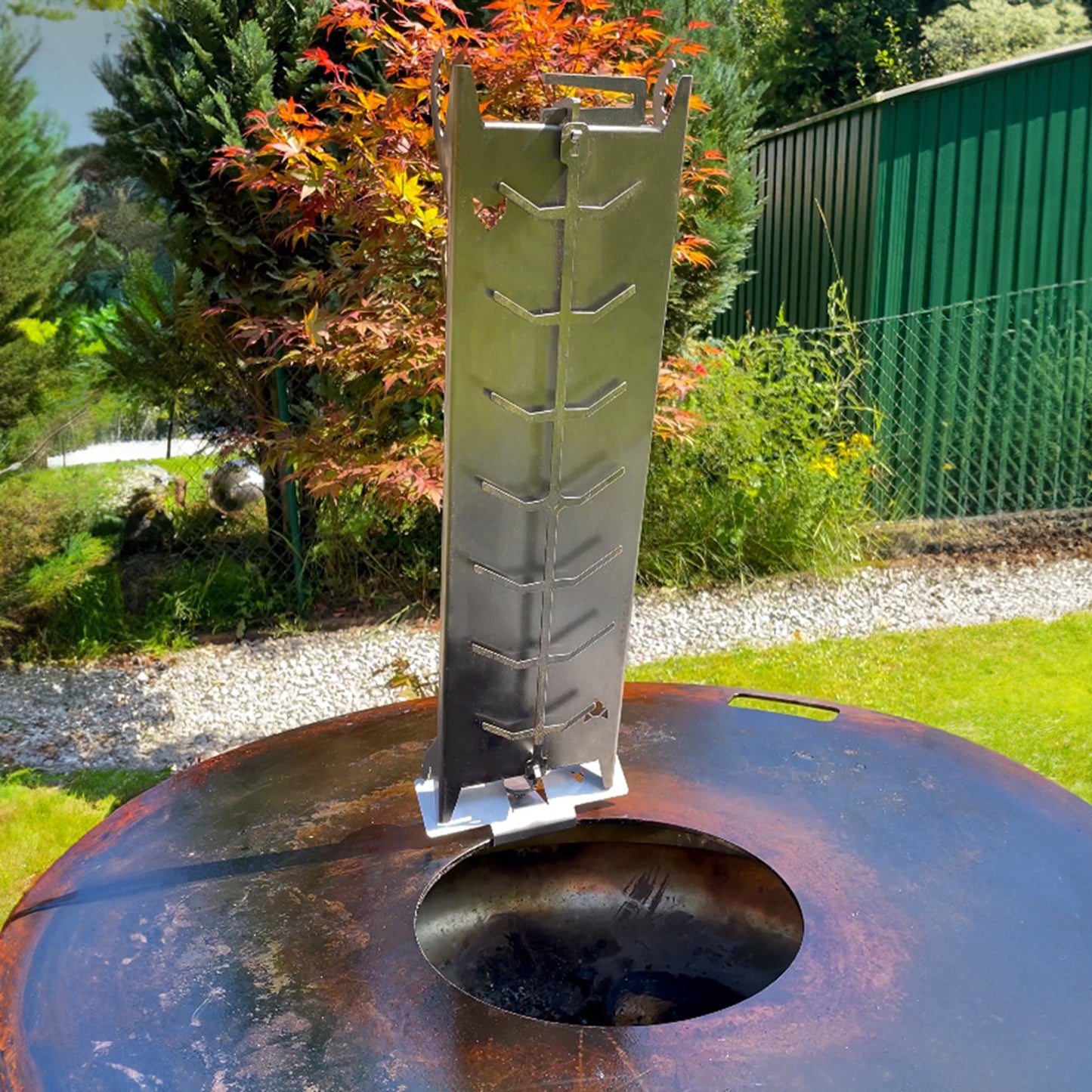 Szene Flammlachshalter auf Feuerplattenadapter auf Feuerplatte