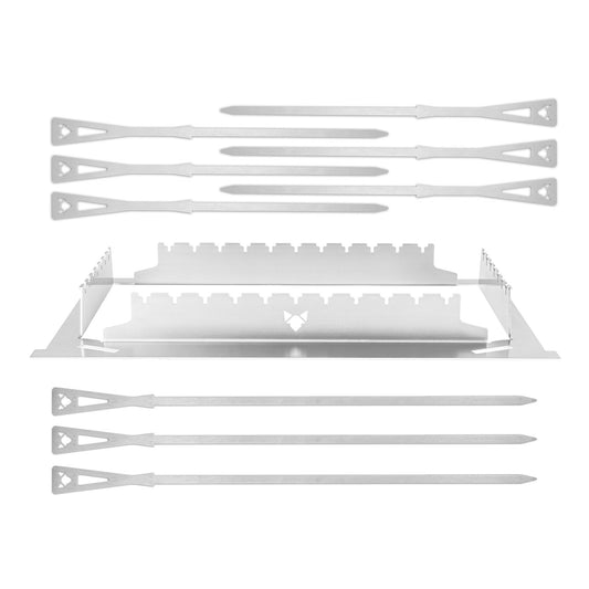 Einzelteile des Grillspießhalterset: 6 kurze und 3 lange Grillspieße und die Grillspießhalterung in der Mitte auf weißem Hintergrund.