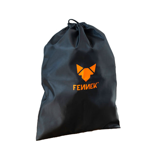 Freigestelltes Bild eines Kohlebeutels aus schwarzem Nylon mit FENNEK Logo-Aufdruck in Farbe orange.