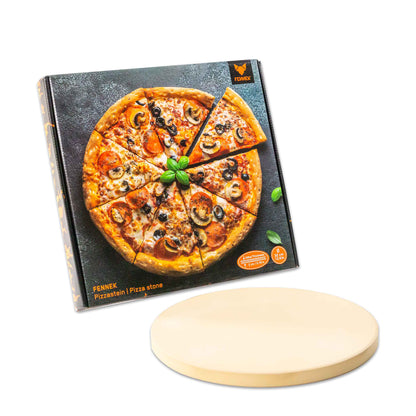 Produktverpackung und Pizzastein davor auf weißem Hintergrund