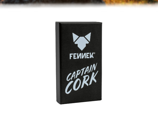 Freisteller der Geschenkverpackung vom FENNEK Captain Cork Flaschenöffner magnetisch mobil