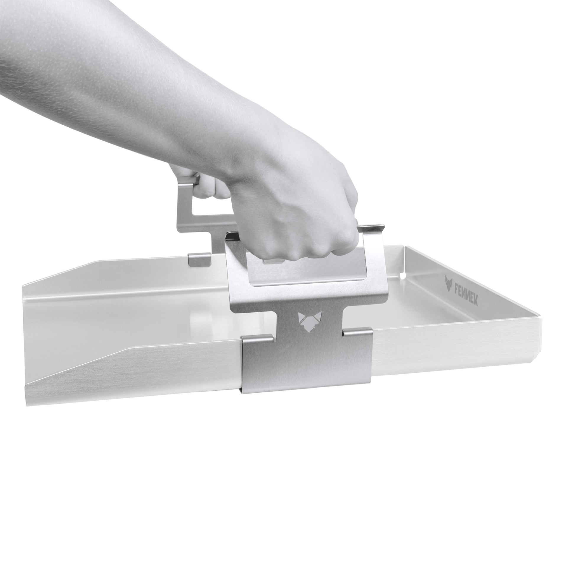 FENNEK Universal Griffe für Plancha Platten zum Bewegen einer heißen Plancha. Made iN Germany. Montiert an einer FENNEK Plancha Teppanyaki Grillplatte 40 x 30 cm und angehoben mit Händen.