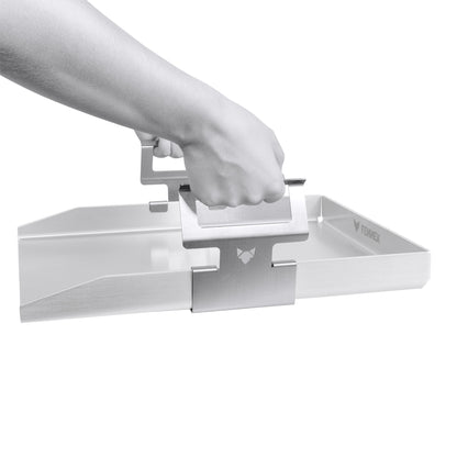 FENNEK Universal Griffe für Plancha Platten zum Bewegen einer heißen Plancha. Made iN Germany. Montiert an einer FENNEK Plancha Teppanyaki Grillplatte 40 x 30 cm und angehoben mit Händen.