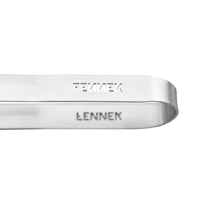Detailaufnahme Griffbereich Edelstahl Grillzange mit FENNEK-Schriftzug herausgeschnitten.