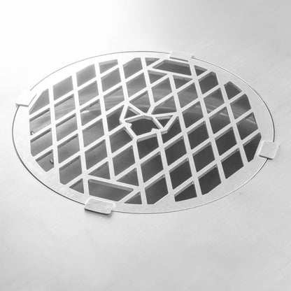 Mit unserem FENNEK Grillrost wird dein Steak zum absoluten Branding-Highlight! Hergestellt aus robustem 6 mm dickem Edelstahl und universell einsetzbar, kannst du ihn direkt auf die Feuerplatte oder Krone montieren und dein Grillgut perfekt garen. Mit dem integrierten FENNEK Kopf kannst du dein Steak und andere Leckereien auf ausgefallene Weise branden und deinen Gästen ein unvergessliches Grill-Erlebnis bieten. Der Grillrost ist nicht nur stylisch, sondern auch äußerst praktisch. 