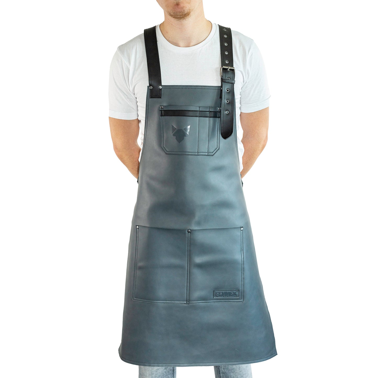 Brustbereich Leder-Grillschürze mit geprägtem FENNEK-Logo und mit verstellbarem Lederriemen, Schnalle und aufgesetzten Taschen, getragen von einem Mann