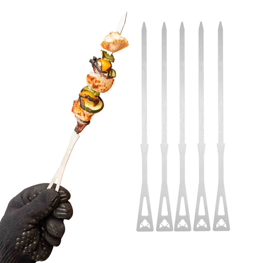 Eine Hand mit Grillhandschuh hält einen Grillspieß mit Fleisch und Gemüse. Daneben sind 5 weitere leere Grillspieße