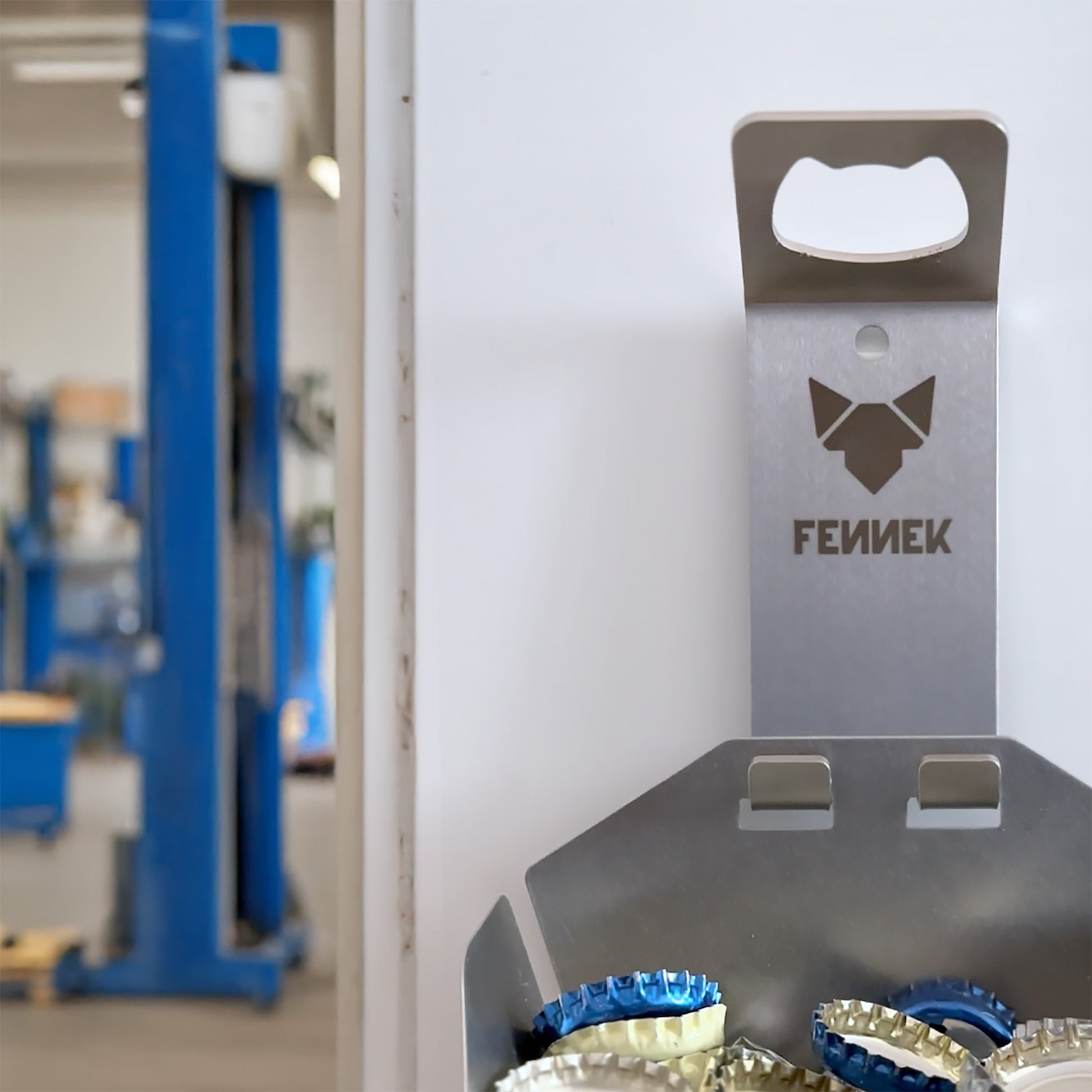 FENNEK Captain Cork mit Auffangkorb, da die Kronkorken direkt auffängt. Stylish, hochwertig und Made in Germany. Hier in einer Werkstatt an der Wand montiert.