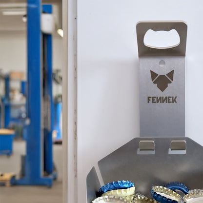 FENNEK Captain Cork mit Auffangkorb, da die Kronkorken direkt auffängt. Stylish, hochwertig und Made in Germany. Hier in einer Werkstatt an der Wand montiert.