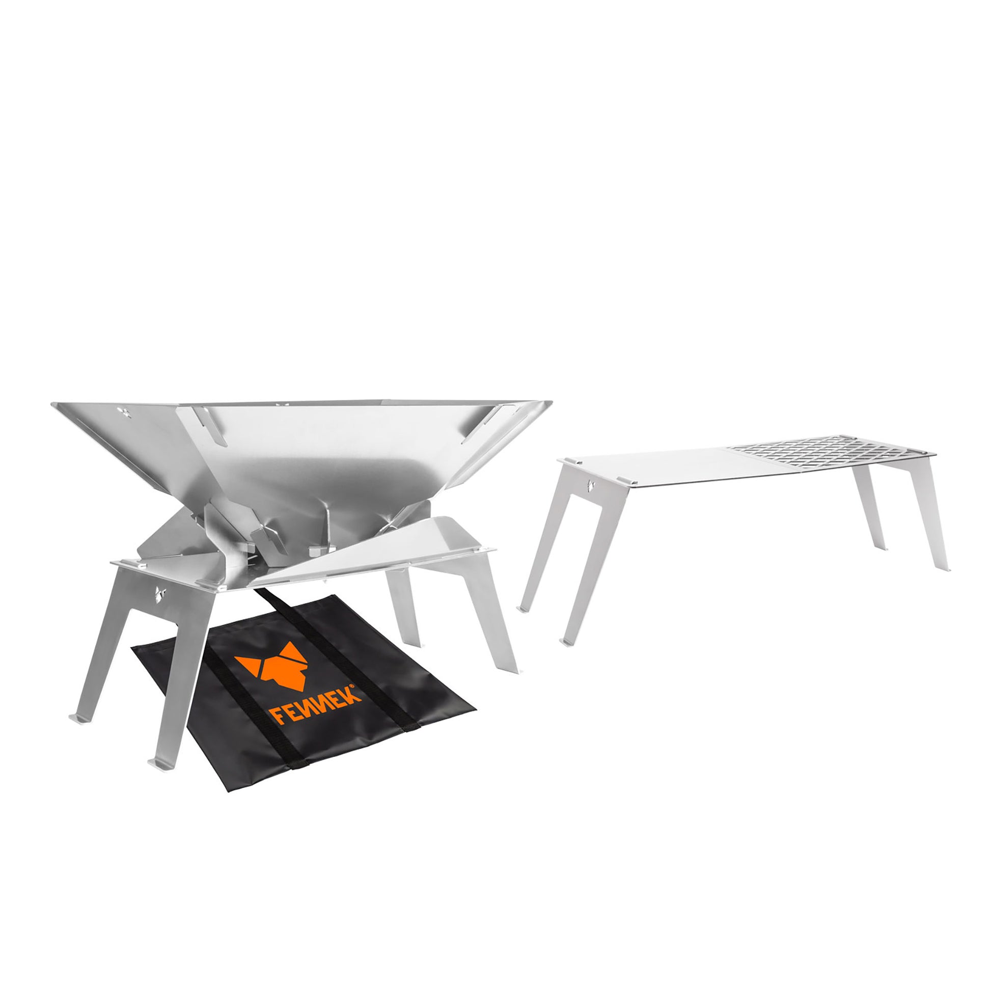 Bundle aus zusammensteckbarer Feuerschale, Grillrost und Erhöhung für Feuerschale und eine schwarze Tarpaulin Tragetasche mit FENNEK Logo-Aufdruck in orange.