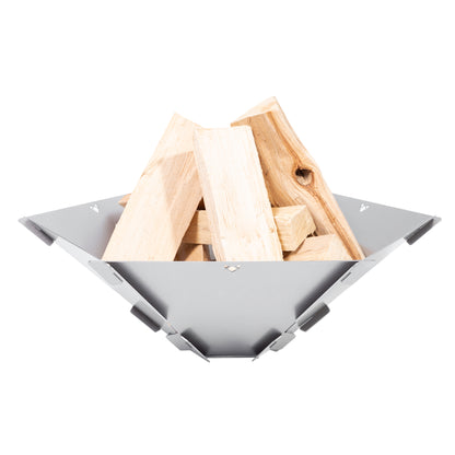 Studioaufnahme einer zusammengesteckten Feuerschale Hexagon in der mehrere Scheite Brennholz getürmt wurden, vor weißem Hintergrund.