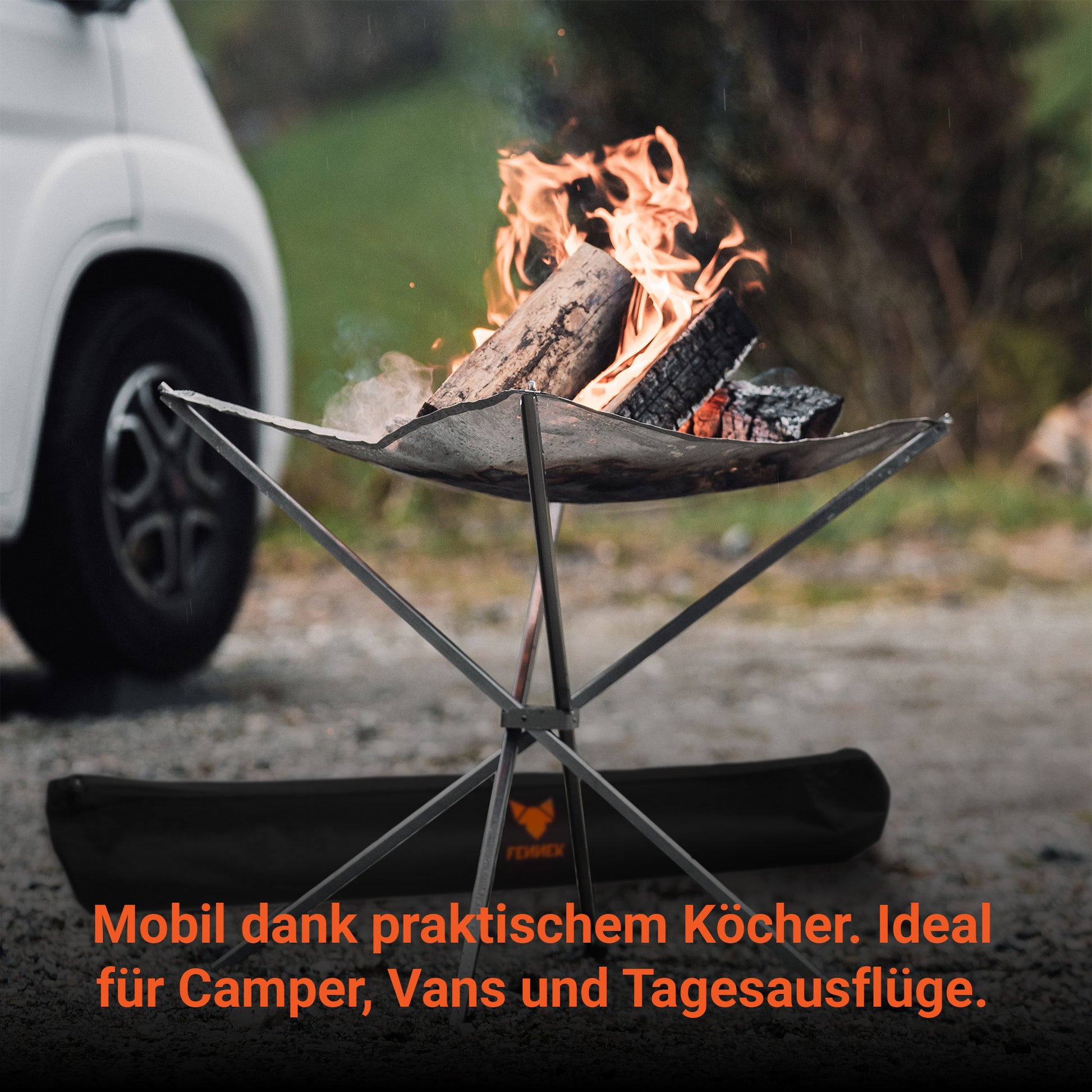 Das FENNEK High Fire ist dank praktischem Köcher der ideale Begleiter für Camping, im Van und für Tagesaufflüge. Einfach das Gestell zusammenklappen und in der Tasche verstauen.  