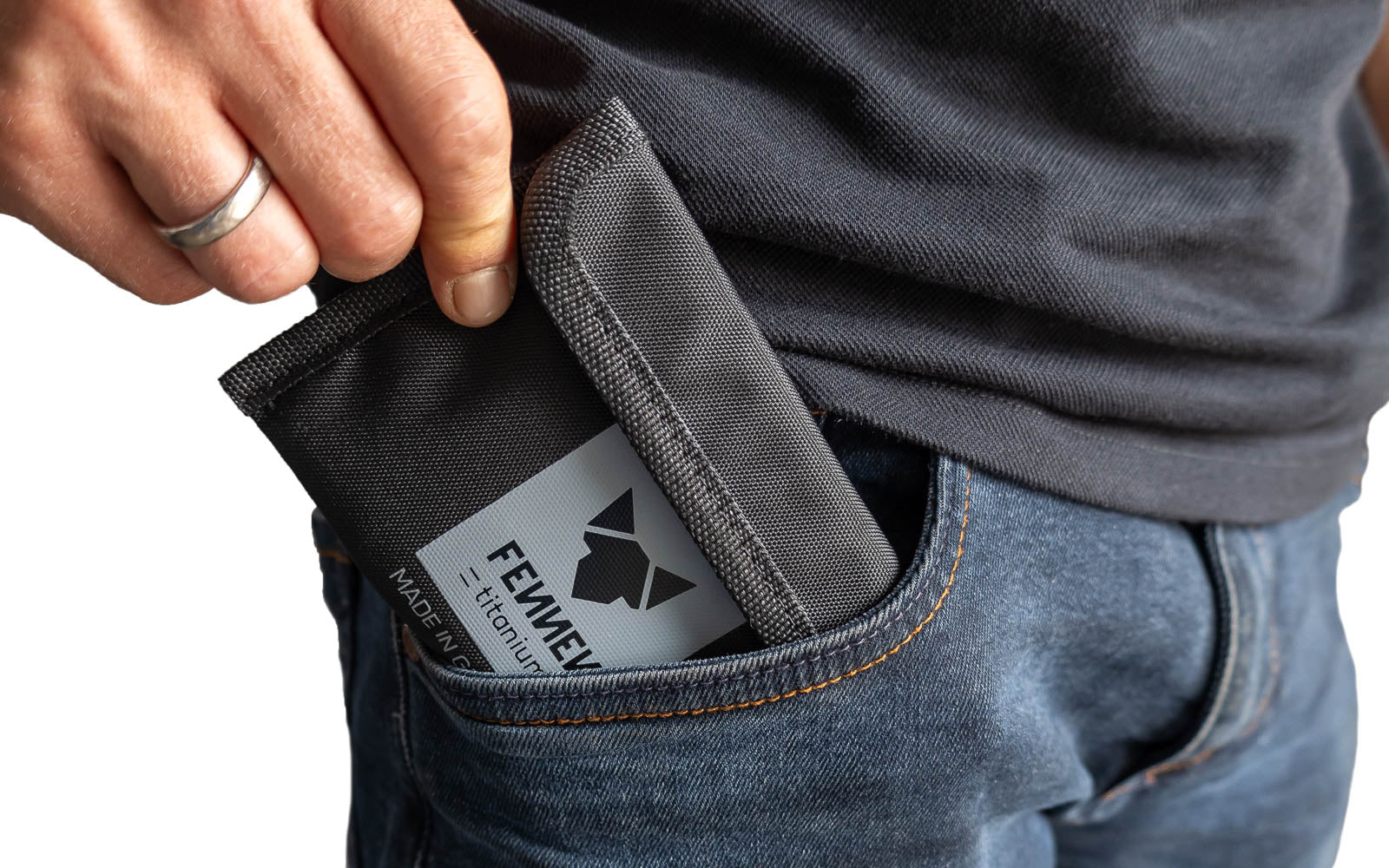 Hobo Solo in Tasche, der aus Hosentasche gezogen wird.