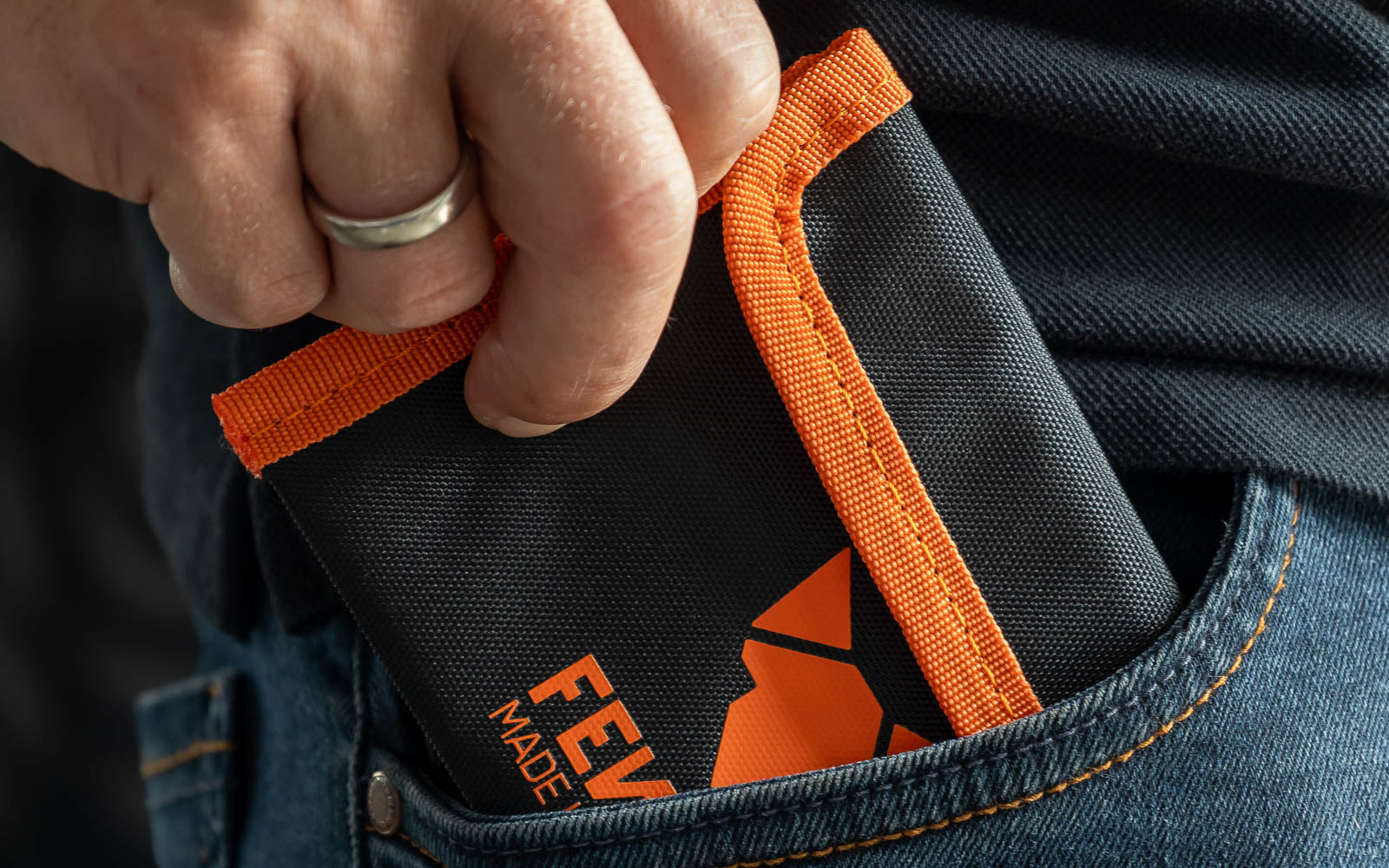 Hobo Solo Edelstahl in Tasche, der aus Hosentasche gezogen wird.