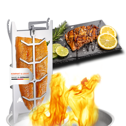 Freisteller vom Flammlachshalter "Shorty" an FENNEK Feuerschale Rustic. Im Hintergrund sieht man fertig zubereiteten Lachs auf einer Schieferplatte.