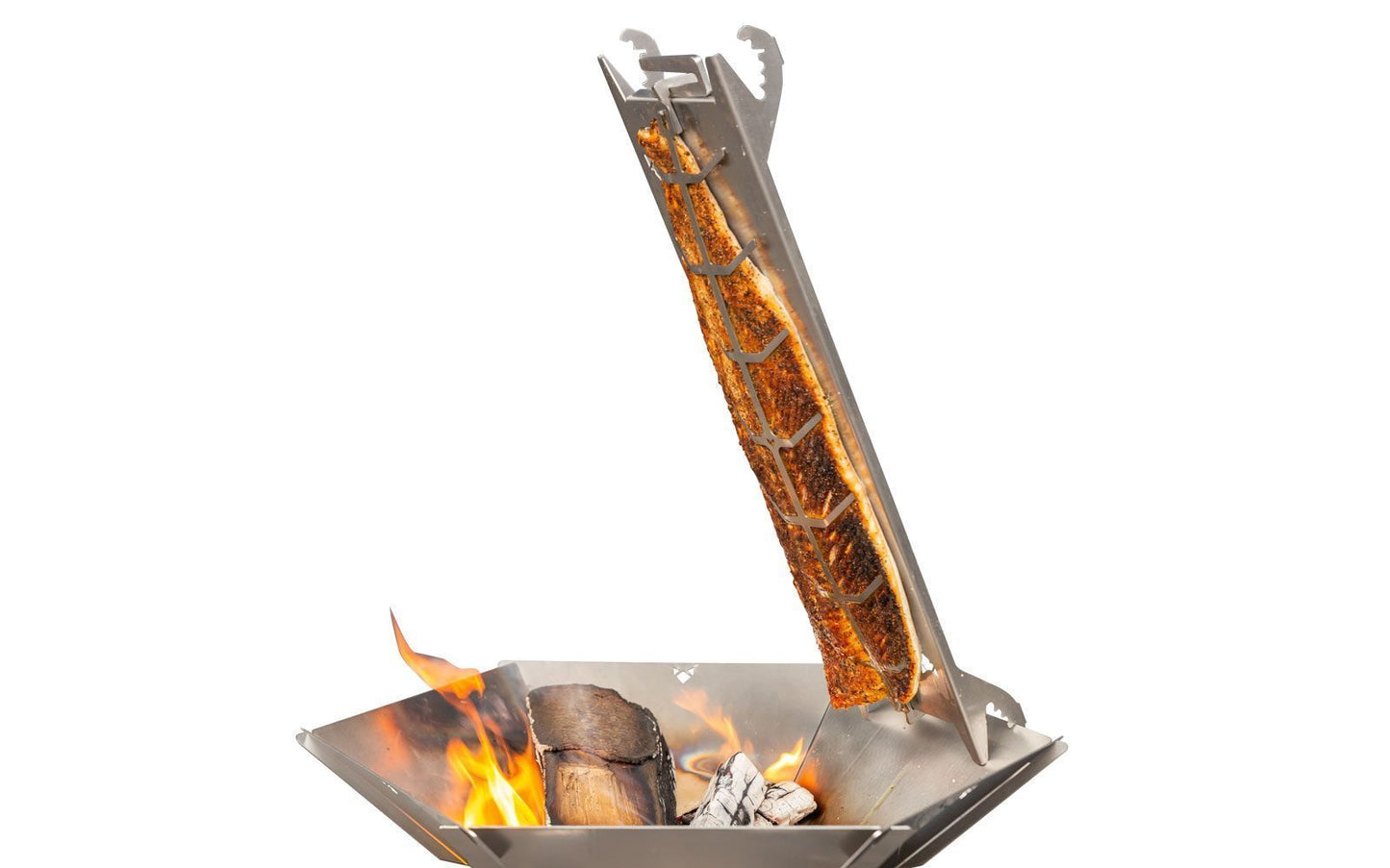 Lachs am Garen auf Edelstahl Flammlachshalter befestigt über Feuer, das in der Feuerschale Hexagon brennt.