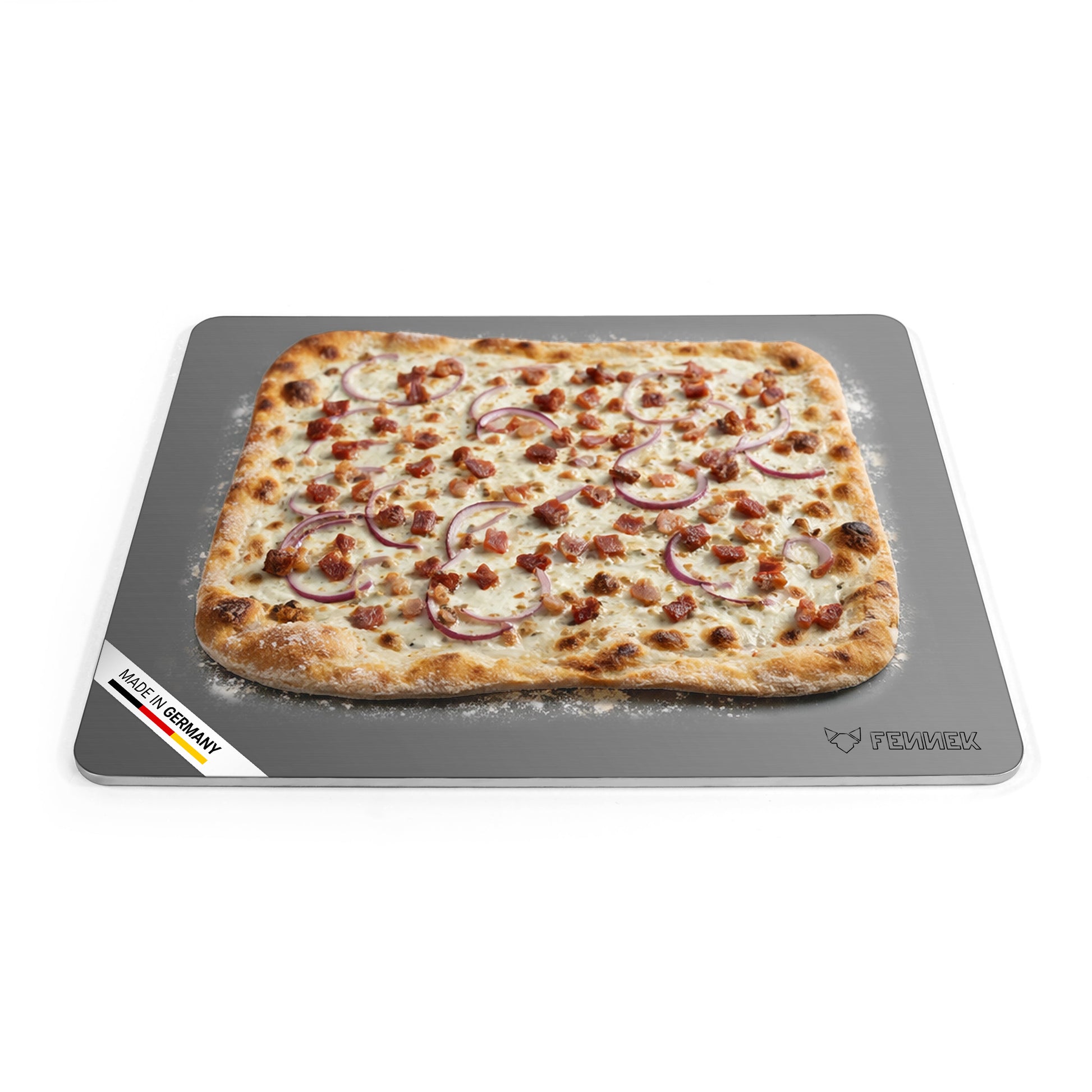 Titelbild vom FENNEK Backstahl mit den Abmessungen 46 x 38 (L x B). Zu sehen ist ein klassischer Flammkuchen, der auf dem Backstahl gebacken wurde. Unten links an der Ecke des Backstahls verdeutlicht eine Banderole, dass der FENNEK Backstahl Made in Germany ist. 